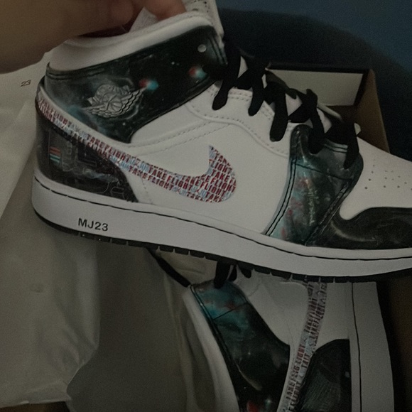 Air Jordan 1 mid se, size 6, galaxy - Picture 2 of 6